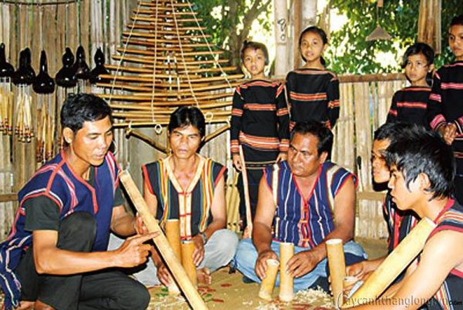 Hai nghệ nhân sẽ chơi các nhạc cụ truyền thống, kể Khan và trò chuyện cùng khán giả Hai nghệ nhân sẽ chơi các nhạc cụ truyền thống, kể Khan và trò chuyện cùng khán giả