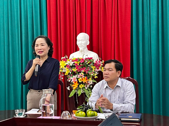 Chủ tịch Hội Nghệ sĩ sân khấu Việt Nam, NSND Trịnh Thúy Mùi chia sẻ thông tin tại họp báo. Ảnh: TB 13 đơn vị tham gia Liên hoan Nghệ thuật Sân khấu Dù kê Khmer Nam bộ 2023 -0