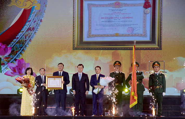 Chủ tịch UBND tỉnh Nguyễn Đức Trung trao Huân chương Lao động hạng Nhì của Chủ tịch Nước cho Đảng bộ và Nhân dân huyện Tân Kỳ Huyện Tân Kỳ, Nghệ An: Kỷ niệm 60 năm thành lập huyện -0