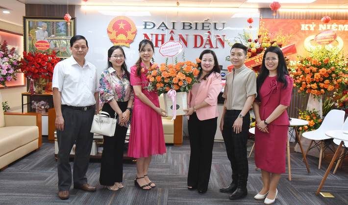 Đại diện Trung tâm Thông tin tín dụng quốc gia Việt Nam tặng hoa chúc mừng Báo Đại biểu Nhân dân. Ảnh: Quang Khánh Lãnh đạo Quốc hội, các cơ quan của Quốc hội chúc mừng Báo Đại biểu Nhân dân -0