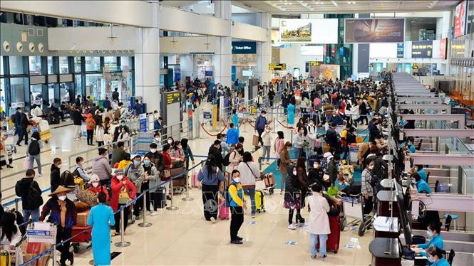 Có nên áp giá sàn vé máy bay nội địa? ảnh 1 Nếu áp giá sàn sẽ làm mặt bằng giá vé tăng cao, tước bỏ quyền đi lại bằng đường hàng không giá rẻ của người dân. Ảnh TTXVN