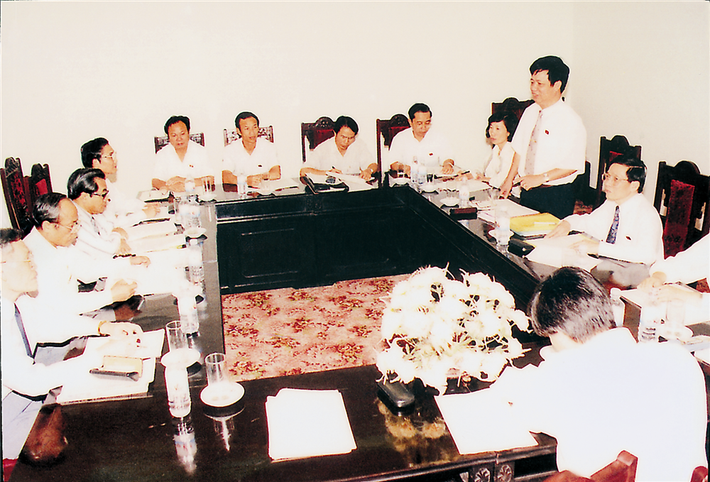 Các đại biểu Quốc hội thảo luận tổ về các dự án luật tại Kỳ họp thứ tư, Quốc hội Khóa X, tháng 11.1998 - Nguồn: quochoi.vn Các đại biểu Quốc hội thảo luận tại tổ về dự thảo Luật Giáo dục - Nguồn: quochoi.vn