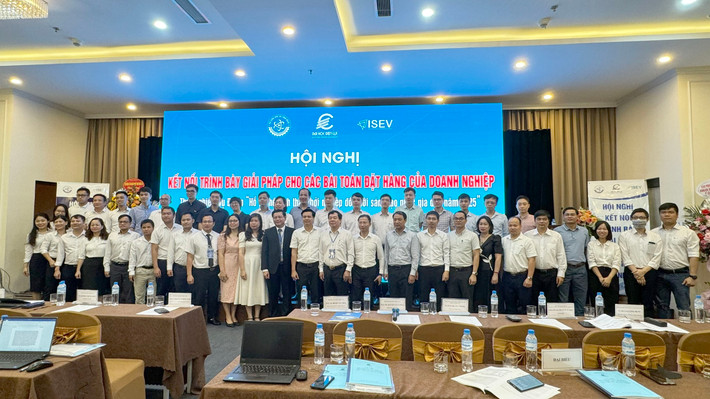 Đại diện Ban Giám hiệu, cán bộ, giảng viên EPU chụp ảnh lưu niệm cùng các đại biểu tham dự hội nghị Trường Đại học Điện lực đồng hành cùng doanh nghiệp giải bài toán vướng mắc trong thực tiễn -0