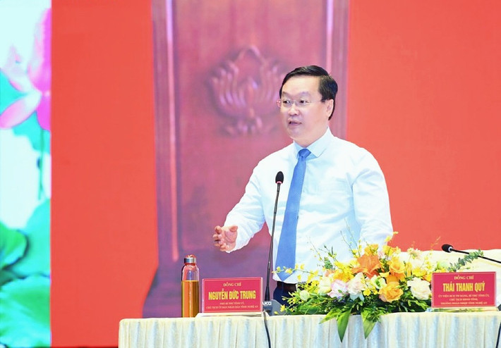 Phó Bí thư Tỉnh ủy, Chủ tịch UBND tỉnh Nguyễn Đức Trung trao đổi nội dung các đại biểu quan tâm. Ảnh T. Cường Mục tiêu cuối cùng là vì lợi ích của dân -0