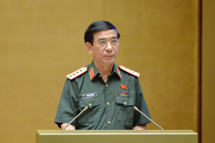 Bộ trưởng Bộ Quốc phòng, Đại tướng Phan Văn Giang trình bày Tờ trình dự án Luật. Ảnh: Hồ Long Xây dựng nền quốc phòng toàn dân vững mạnh toàn diện, phát huy sức mạnh tổng hợp của đất nước -0