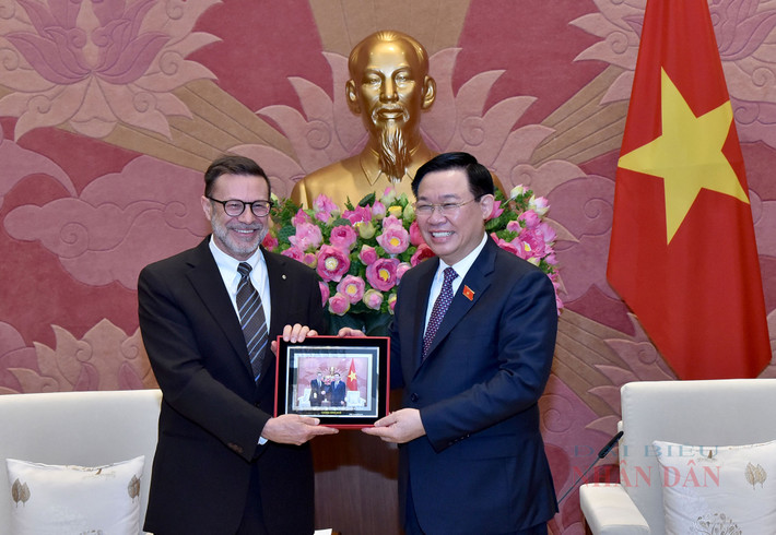 Chủ tịch Quốc hội Vương Đình Huệ tặng quà lưu niệm Đại sứ Australia tại Việt Nam Andrew Goledzinowski. Ảnh: Lâm Hiển Chủ tịch Quốc hội Vương Đình Huệ tiếp Đại sứ Australia tại Việt Nam -0