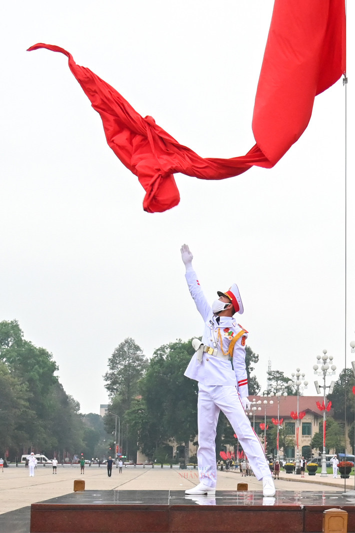 Trang nghiêm lễ thượng cờ tại quảng trường Ba Đình nhân dịp 47 năm ngày thống nhất đất nước ảnh 18 Trang nghiêm lễ thượng cờ tại quảng trường Ba Đình nhân dịp 47 năm ngày thống nhất đất nước -0