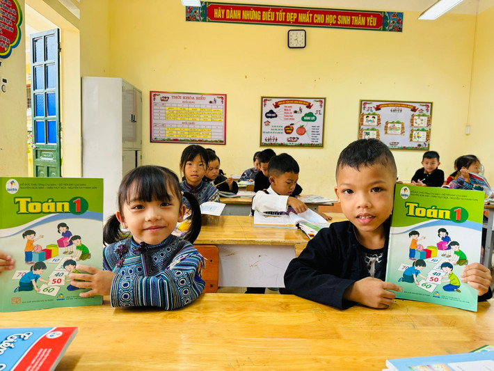 Học sinh Trường Tiểu học bán trú Sán Chải, xã Sán Chải, huyện Si Ma Cai, Tỉnh Lào Cai. Ảnh: Hoài Thương ,Kết nối và sẻ chia