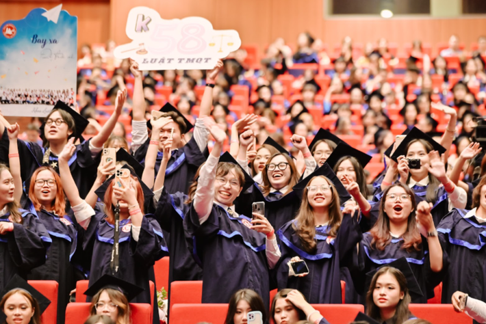 70% sinh viên Trường ĐH Ngoại thương tốt nghiệp loại xuất sắc và giỏi ảnh 7 70% sinh viên Trường ĐH Ngoại thương tốt nghiệp loại xuất sắc và giỏi -0