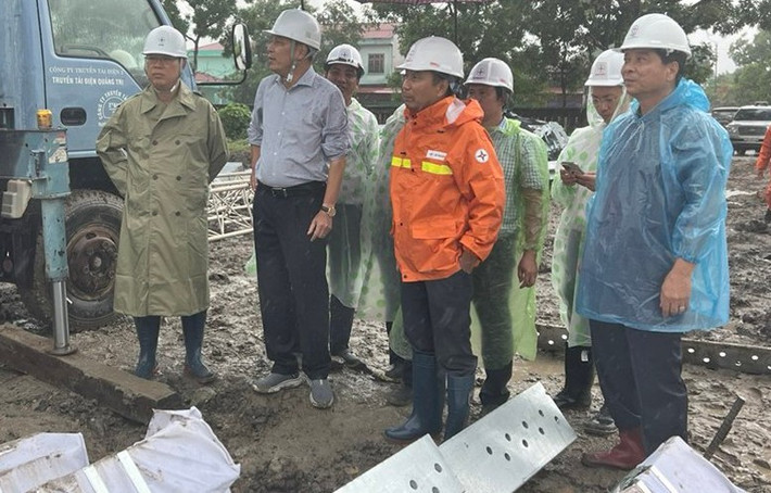 Chung sức đưa Dự án Đường dây 500kV mạch 3 về đích đúng tiến độ ảnh 1 Chủ tịch HĐTV EVN Đặng Hoàng An (thứ 2 từ trái sang) kiểm tra công tác bảo đảm an toàn lao động Ảnh: EVN