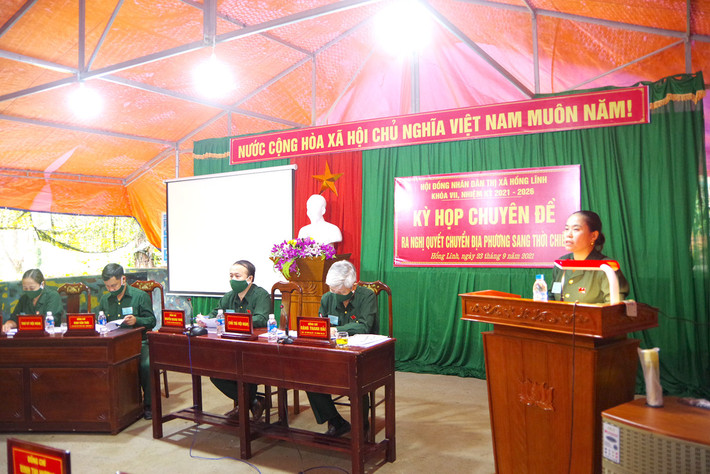 Đại biểu HĐND thị xã Hồng Lĩnh, Hà Tĩnh thảo luận tại kỳ họp chuyên đề diễn tập phòng thủ năm 2021 Ảnh: Bình Nguyên Đại biểu HĐND thị xã Hồng Lĩnh, Hà Tĩnh thảo luận tại kỳ họp chuyên đề diễn tập phòng thủ năm 2021 - ẢNH BÌNH NGUYÊN