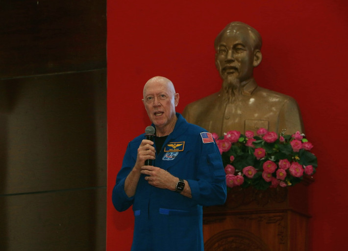 Cựu phi hành gia Michael. A. Baker chia sẻ về công việc của phi hành gia Lần đầu tiên tổ chức Tuần lễ Nasa ở một quốc gia Đông Nam Á -0