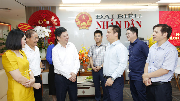 Phó Chủ nhiệm Văn phòng Quốc hội Vũ Minh Tuấn thăm, chúc mừng Báo Đại biểu Nhân dân ảnh 2 Phó Chủ nhiệm Văn phòng Quốc hội Vũ Minh Tuấn thăm, chúc mừng Báo Đại biểu Nhân dân -1