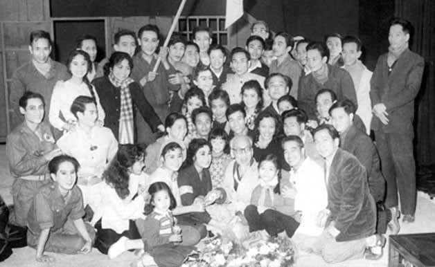 Bác Hồ với các nghệ sĩ Đoàn Cải lương Nam bộ năm 1968 Ảnh tư liệu Bác Hồ với các nghệ sĩ Đoàn Cải lương Nam bộ năm 1968 Ảnh tư liệu