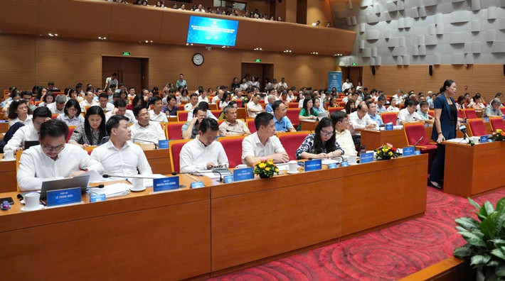 Đại diện các Sở, ngành của thành phố Hà Nội trả lời những kiến nghị của doanh nghiệp. Ảnh: L.T Hà Nội đối thoại, tháo gỡ khó khăn cho doanh nghiệp lĩnh vực văn hóa - xã hội -0