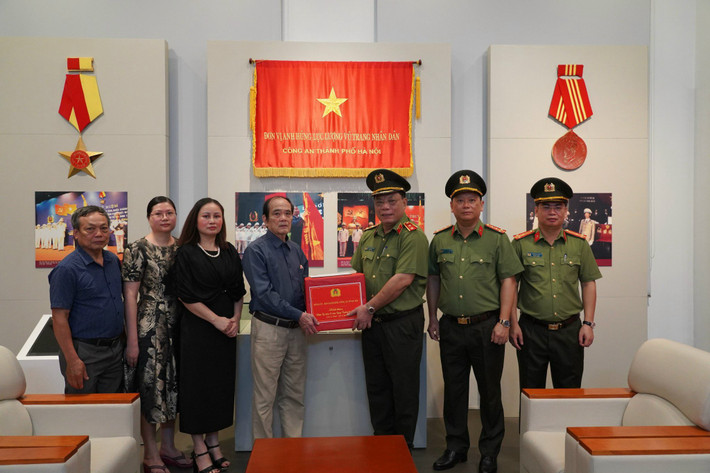 Gia đình liệt sĩ Trần Khánh xúc động đón nhận tình cảm sâu đậm, sự quan tâm của Ban Giám đốc Công an thành phố Hà Nội. Công an thành phố Hà Nội dâng hương tưởng nhớ, tri ân các Anh hùng liệt sỹ -0