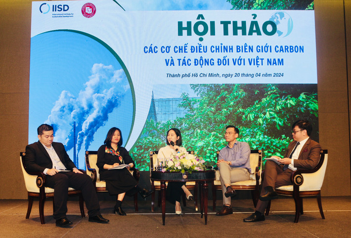 TS. Vũ Kim Ngân - Phó giám đốc Chương trình WTO Chair là chủ tọa, cùng các diễn giả của phiên thảo luận bàn tròn tại Hội thảo Trường Đại học Ngoại thương tổ chức Hội thảo về phòng chống biến đổi khí hậu -0