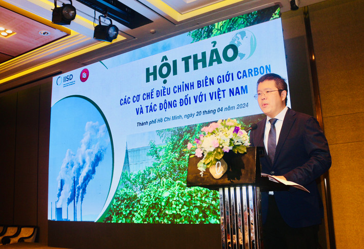 TS Hà Công Anh Bảo - Trưởng ban quản lý dự án IISD - FTU, Trưởng Khoa Luật, Trường Đại học Ngoại thương phát biểu khai mạc Hội thảo Trường Đại học Ngoại thương tổ chức Hội thảo về phòng chống biến đổi khí hậu -0