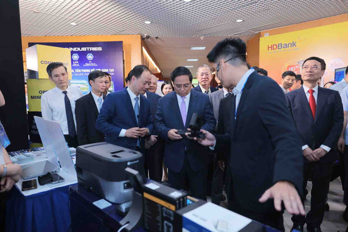 Thủ tướng Chính phủ Phạm Minh Chính kiểm tra sản phẩm khoa học và công nghệ trưng bày tại triển lãm Thủ tướng Chính phủ Phạm Minh Chính dự Lễ chào mừng Ngày Khoa học và Công nghệ Việt Nam -0