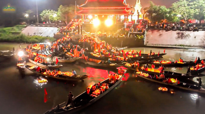 Những dư âm còn mãi sau Đại lễ cầu siêu, thả hoa đăng tri ân bên bờ Thạch Hãn -0