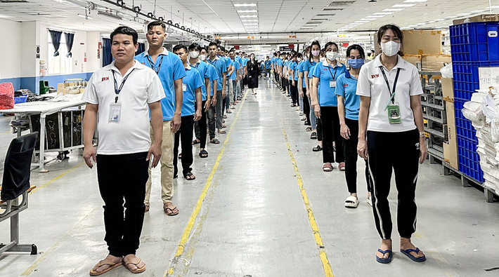 Trước khi vào ca làm, tại các phân xưởng, nhà máy, công nhân xếp hàng ngay ngắn tưởng niệm Tổng Bí thư Nguyễn Phú Trọng Công nhân, người lao động ở Bình Dương tưởng nhớ Tổng Bí thư Nguyễn Phú Trọng