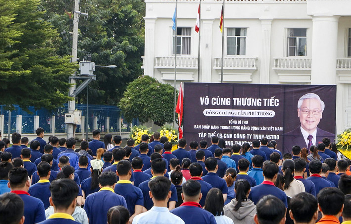 Công nhân, người lao động ở Bình Dương tưởng nhớ Tổng Bí thư Nguyễn Phú Trọng trong 2 ngày Quốc tang Công nhân, người lao động ở Bình Dương tưởng nhớ Tổng Bí thư Nguyễn Phú Trọng
