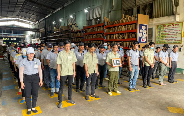 Công nhân, người lao động của Công ty TNHH chế biến lâm sản Hiểu Đức cầm di ảnh, tổ chức mặc niệm tưởng nhớ Tổng Bí thư Nguyễn Phú Trọng Công nhân, người lao động ở Bình Dương tưởng nhớ Tổng Bí thư Nguyễn Phú Trọng