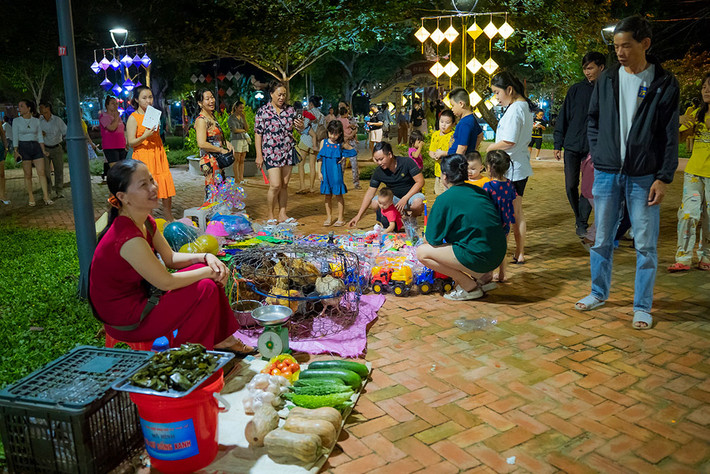 Chợ đêm “Cầu ngói Thanh Toàn” thu hút du khách thập phương -4