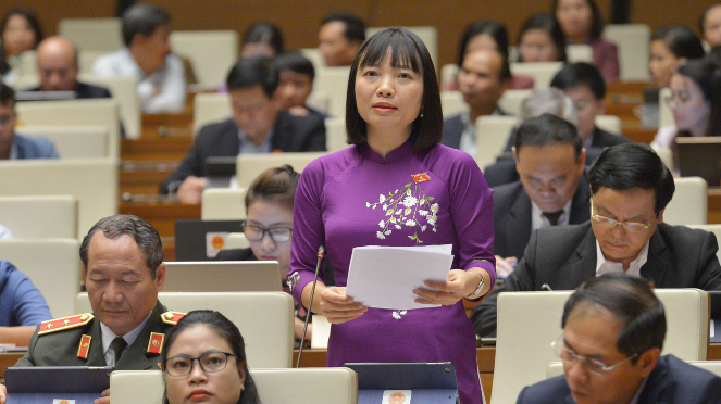 Đại biểu Quốc hội Nguyễn Thị Việt Nga (Hải Dương) phát biểu tại hội trường Đại biểu Quốc hội Nguyễn Thị Việt Nga (Hải Dương) phát biểu tại hội trường