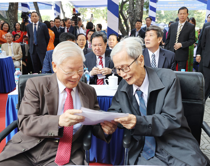 Tổng Bí thư, Chủ tịch Nước Nguyễn Phú Trọng, cựu học sinh nhà trường vui mừng nhớ lại kỷ niệm cùng Nhà giáo Lê Đức Giảng, nguyên Bí thư Chi bộ, giáo viên chủ nhiệm lớp 9B, 10B - Trường THPT Nguyễn Gia Thiều Ảnh: Trí Dũng Tổng Bí thư, Chủ tịch Nước Nguyễn Phú Trọng, cựu học sinh nhà trường vui mừng nhớ lại kỷ niệm cùng Nhà giáo Lê Đức Giảng, nguyên Bí thư Chi bộ, giáo viên chủ nhiệm lớp 9B, 10B - Trường THPT Nguyễn Gia Thiều Ảnh: Trí Dũng