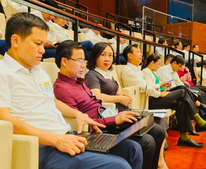 Các đại biểu khách mời tỉnh Hà Tĩnh dự thính phiên thảo luận tại Hội trường Kỳ họp thứ Tư, Quốc hội Khóa XV Từng bước tháo gỡ những bất cập trong Luật Đất đai -0