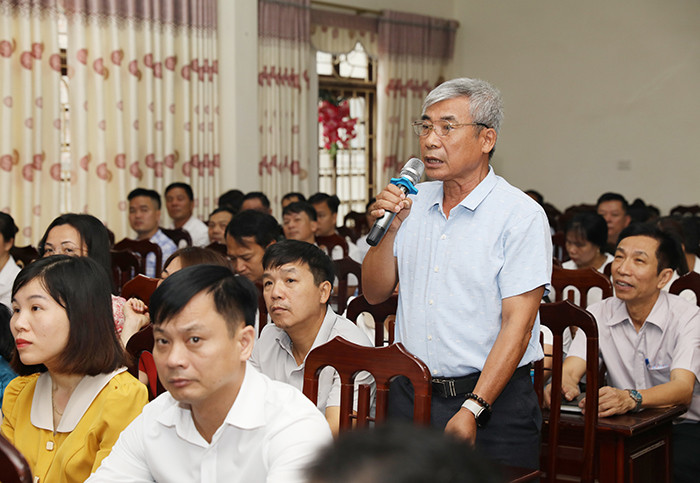 Cử tri huyện Phúc Thọ phát biểu tại buổi tiếp xúc Giải đáp thấu đáo các kiến nghị của cử tri -0
