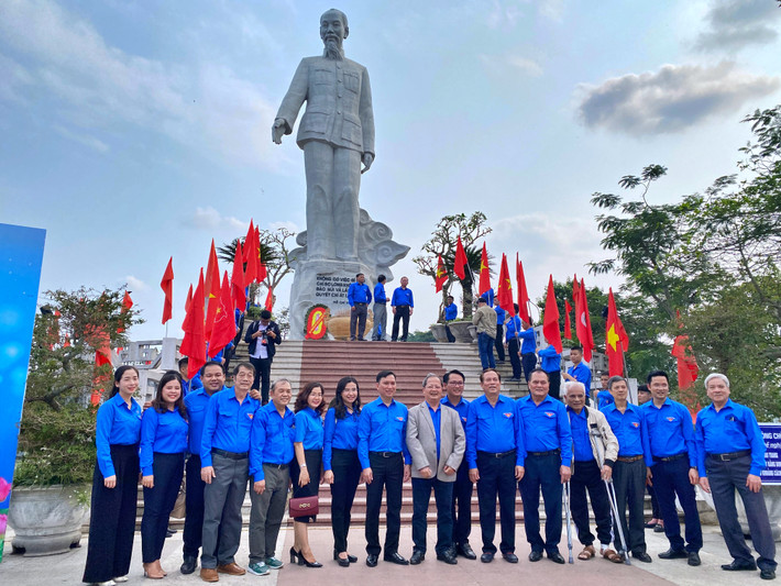 Nhiều thế hệ cán bộ Trung ương Đoàn cùng nhau thăm lại Thuỷ điện Hoà Bình, công trình TNCS đầu tiên Nhiều thế hệ cán bộ Trung ương Đoàn cùng nhau thăm lại Thuỷ điện Hoà Bình, công trình TNCS đầu tiên