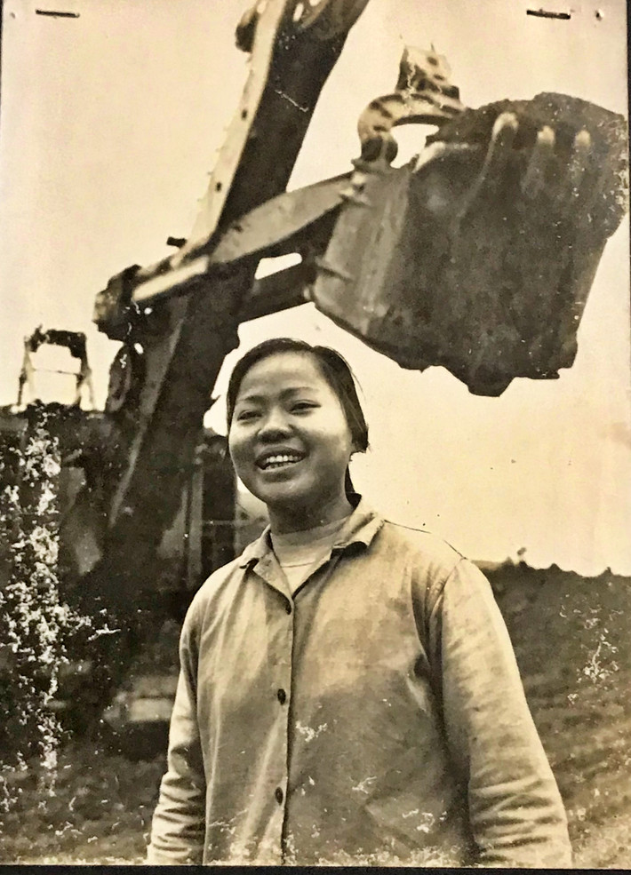 Anh hùng Lao động Lê Thị Ngừng tại công trường Thuỷ điện Hoà Bình (ảnh do nhân vật cung cấp) Anh hùng Lao động Lê Thị Ngừng tại công trường Thuỷ điện Hoà Bình