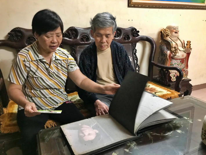 Hai vợ chồng ông bà Lê Viết Phụng và Lê Thị Ngừng đang cùng nhau lần giở lại tập ảnh kỷ niệm về những năm tháng bà đã cống hiến tuổi thanh xuân, góp phần nhỏ bé xây dựng nên công trường TNCS đầu tiên hai vợ chồng ông bà Lê Viết Phụng và Lê Thị Ngừng đang cùng nhau xem lại tập ảnh kỷ niệm về những năm tháng bà đã cống hiến tuổi thanh xuân, góp phần nhỏ bé xây dựng nên công trường TNCS đầu tiên