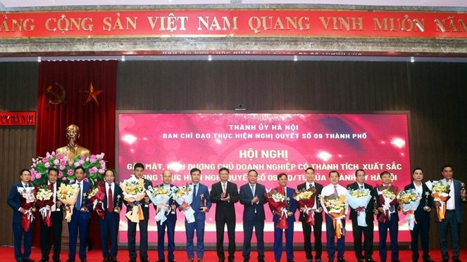 Phó Bí thư Thành ủy Hà Nội Nguyễn Văn Phong và Trưởng Ban Tổ chức Thành ủy Vũ Đức Bảo trao hoa và biểu trưng cho các chủ Doanh nghiệp có thành tích xuất sắc trong thực hiện Nghị quyết 09-NQ/TU Phó Bí thư Thành ủy Hà Nội Nguyễn Văn Phong và Trưởng Ban Tổ chức Thành ủy Vũ Đức Bảo trao hoa và biểu trưng cho các chủ Doanh nghiệp có thành tích xuất sắc trong thực hiện Nghị quyết 09-NQ/TU