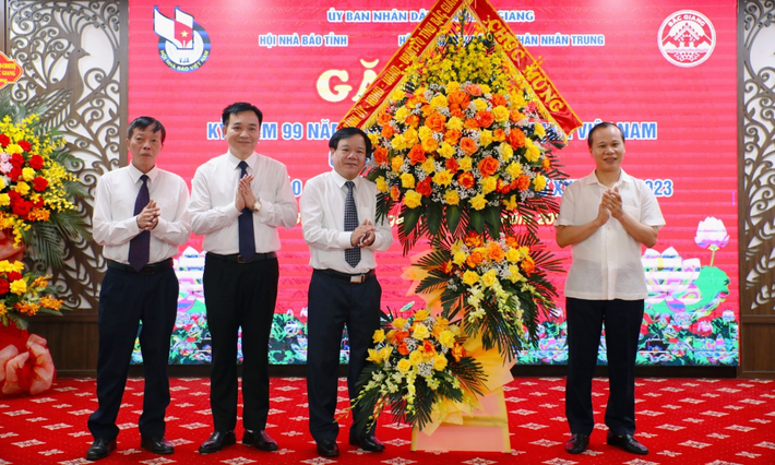 Phó Chủ tịch Thường trực UBND tỉnh Bắc Giang Mai Sơn tặng hoa chúc mừng cán bộ, hội viên Hội Nhà báo tỉnh Bắc Giang. Ảnh: ITN Bắc Giang: Gặp mặt kỷ niệm 99 năm Ngày Báo chí Cách mạng Việt Nam 21.6 và trao Giải Báo chí Thân Nhân Trung lần thứ XXIII -0