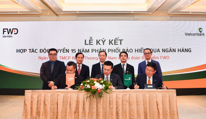 Vietcombank ký thỏa thuận hợp tác độc quyền 15 năm phân phối bảo hiểm có giá trị lớn nhất trong lịch sử ngành ngân hàng Việt Nam với tập đoàn FWD Vietcombank ký thỏa thuận hợp tác độc quyền 15 năm phân phối bảo hiểm có giá trị lớn nhất trong lịch sử ngành ngân hàng Việt Nam với tập đoàn FWD