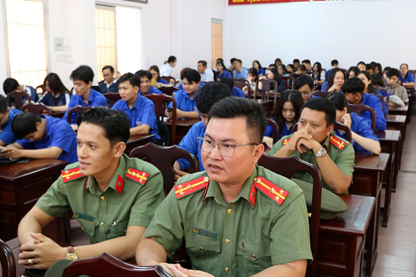 Cán bộ công chức và học sinh, sinh viên tham gia buổi lễ phát động. Ảnh: BH Phát động cuộc thi trực tuyến “Tìm hiểu chính sách về BHXH, BHYT” -0
