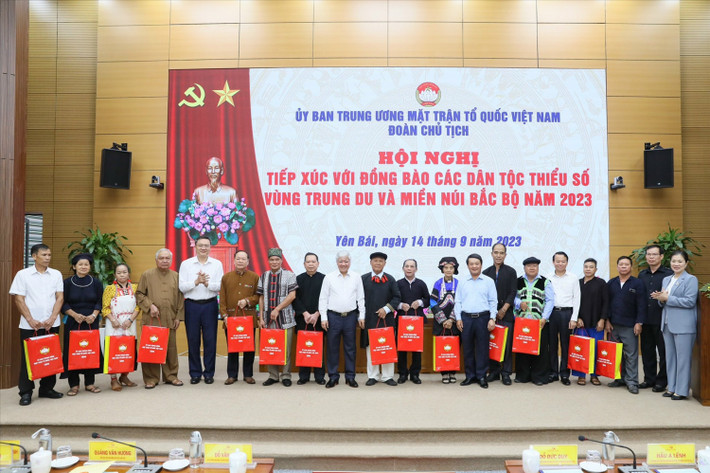 Tâm tư, nguyện vọng của đồng bào các dân tộc ảnh 1 Bí thư Trung ương Đảng, Chủ tịch Uỷ ban Trung ương MTTQ Việt Nam Đỗ Văn Chiến; Bộ trưởng, Chủ nhiệm Ủy ban Dân tộc Hầu A Lềnh tặng quà cho các đại biểu tham dự Hội nghị - Ảnh: Quang Vinh