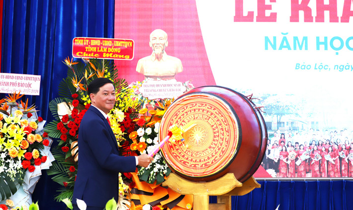 Bí thư Tỉnh ủy Lâm Đồng Trần Đức Quận đánh trống khai trường năm học mới 2023 - 2024 (Ảnh: Sở GD-ĐT tỉnh Lâm Đồng) Hơn 334.300 học sinh tỉnh Lâm Đồng nô nức đón chào năm học mới -0