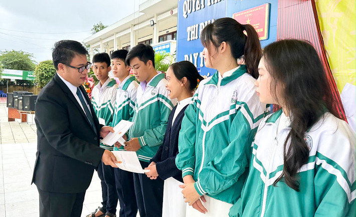 Phó Chủ tịch UBND tỉnh Lâm Đồng Nguyễn Ngọc Phúc trao học bổng cho học sinh Trường THPT Đơn Dương (Ảnh: Sở GD&ĐT tỉnh Lâm Đồng) Hơn 334.300 học sinh tỉnh Lâm Đồng nô nức đón chào năm học mới -0