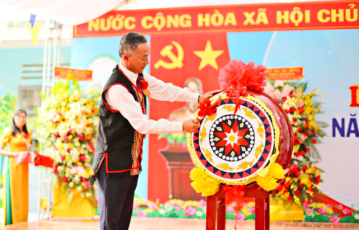 Chủ tịch UBND tỉnh Lâm Đồng Trần Văn Hiệp đánh trống khai giảng năm học mới tại Trường PT DTNT THCS huyện Đam Rông (Ảnh: Sở GD&ĐT tỉnh Lâm Đồng) Hơn 334.300 học sinh tỉnh Lâm Đồng nô nức đón chào năm học mới -0