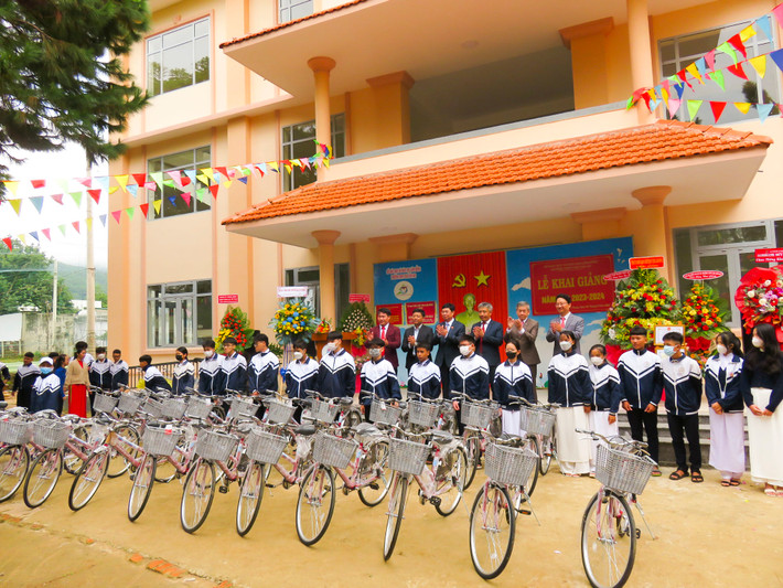 Phó Bí thư Thường trực Tỉnh ủy, Trưởng Đoàn ĐBQH tỉnh Lâm Đồng khóa XI Trần Đình Văn trao học bổng cho học sinh Trường THPT Chu Văn An Sở GD&ĐT tỉnh Lâm Đồng Hơn 334.300 học sinh tỉnh Lâm Đồng nô nức đón chào năm học mới -0