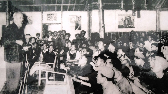 Chủ tịch Hồ Chí Minh thăm, nói chuyện với công nhân nhà máy cơ khí Thanh Hóa. Ảnh: Tư liệu Thực thi nghiêm lời căn dặn của Chủ tịch Hồ Chí Minh -0
