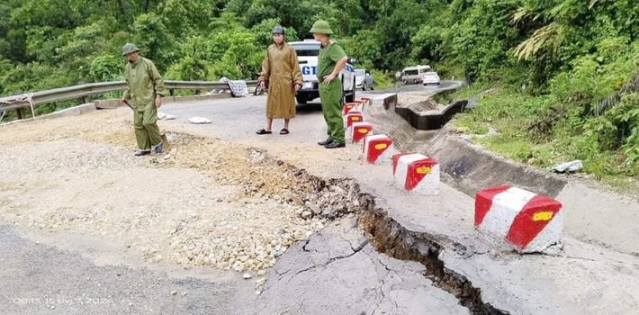 Điểm sạt lở trên quốc lộ 16, đoạn qua xã Châu Kim, huyện Quế Phong Nghệ An: Đóng đường, tạm dừng lưu thông tất cả các phương tiện trên Quốc lộ 16 -0