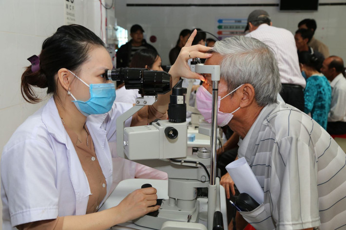 Bệnh nhân bị đau mắt đỏ đến Khoa Mắt, Bệnh viện Đa khoa vùng Tây Nguyên để khám và điều trị. Ảnh: ITN Đắk Lắk: Ứng phó, không chủ quan trước dịch đau mắt đỏ -0