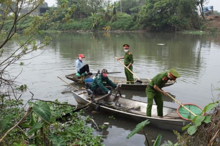 Đoàn thanh niên Công an tỉnh Hưng Yên ra quân làm sạch môi trường sông Bắc Hưng Hải. Nguồn: Công an tỉnh Hưng Yên Bài cuối: Lời giải nào cho bài toán ô nhiễm sông Bắc Hưng Hải -0