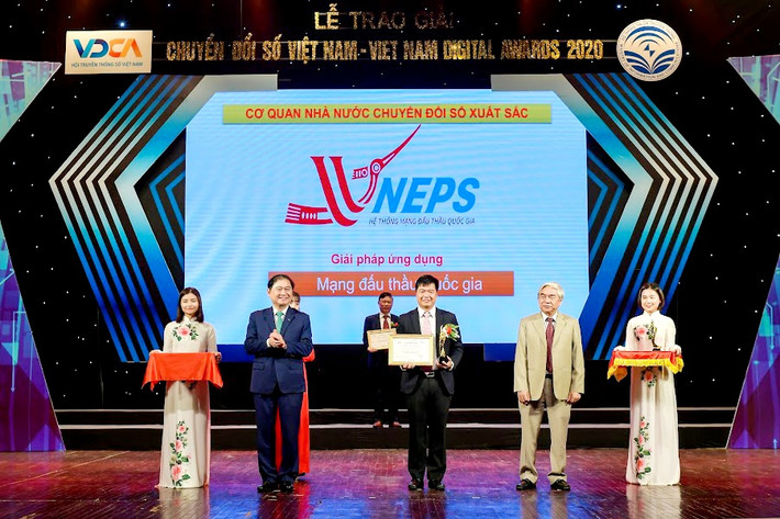 Đại diện Cục Quản lý đấu thầu nhận giải thưởng Chuyển đổi số Việt Nam 2020 Đại diện Cục Quản lý đấu thầu nhận giải thưởng Chuyển đổi số Việt Nam 2020