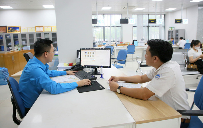 Phục vụ tốt nhất người dân, doanh nghiệp ảnh 1 Cán bộ Trung tâm Phục vụ Hành chính công tỉnh hướng dẫn người dân các bước nộp hồ sơ trực tuyến trên Cổng dịch vụ công quốc gia - ảnh: Minh Hà